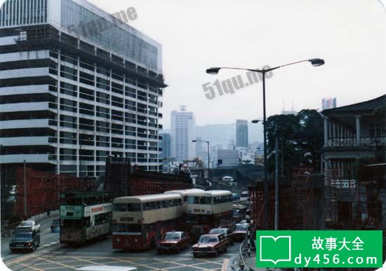美利大厦周边被主要干道及道路围绕,建筑物另一出色的设计是其行车通道巧妙地与陡峭的红棉路连接。