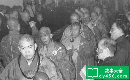 60多名高僧,在美利大厦行洒净礼,超渡冤魂。 (摄于1974年)