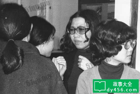 运?署女职员在下班后留在揠公室??加超度法事?,仍谈鬼色变。 (摄于1974年)