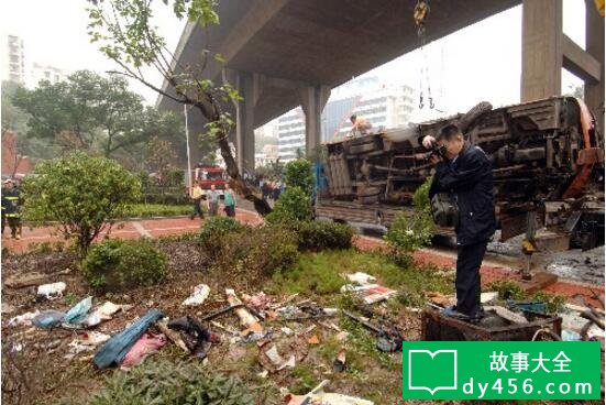 10?1重庆711公交灵异事件,大巴从桥上坠落致29人死亡