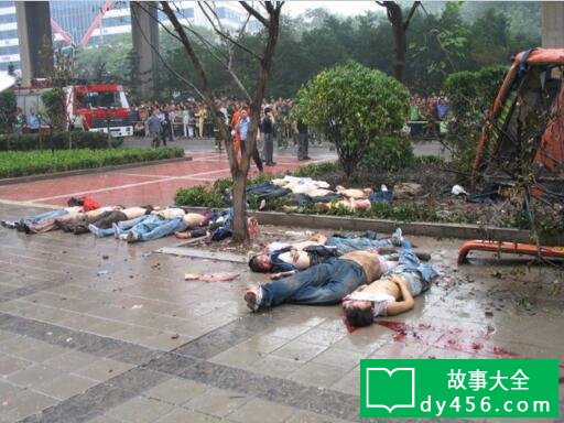 10?1重庆711公交灵异事件,大巴从桥上坠落致29人死亡