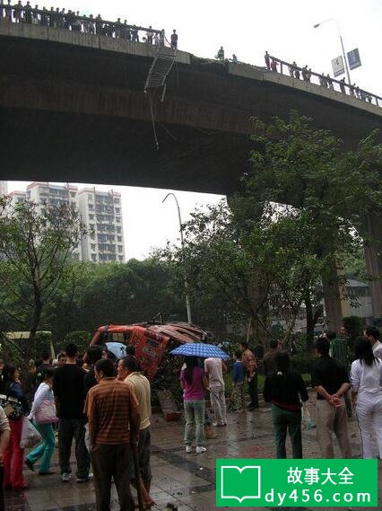10?1重庆711公交灵异事件,大巴从桥上坠落致29人死亡
