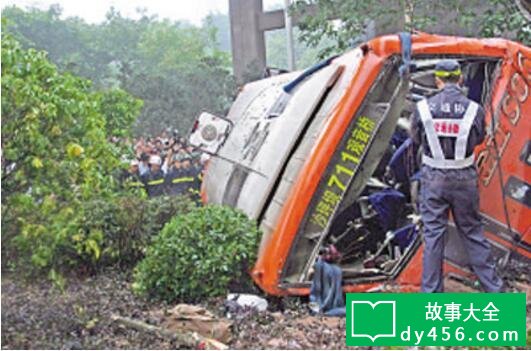 10?1重庆711公交灵异事件,大巴从桥上坠落致29人死亡