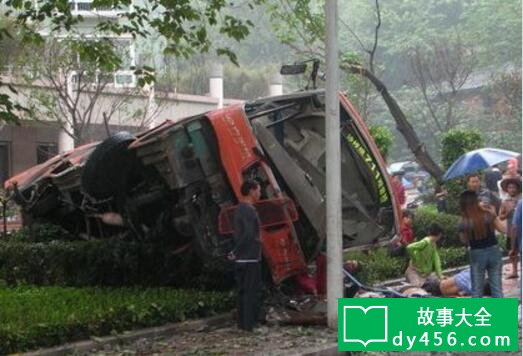 10?1重庆711公交灵异事件,大巴从桥上坠落致29人死亡