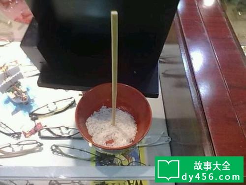 筷子为什么能在有水的碗里立起来,是超自然现象吗?